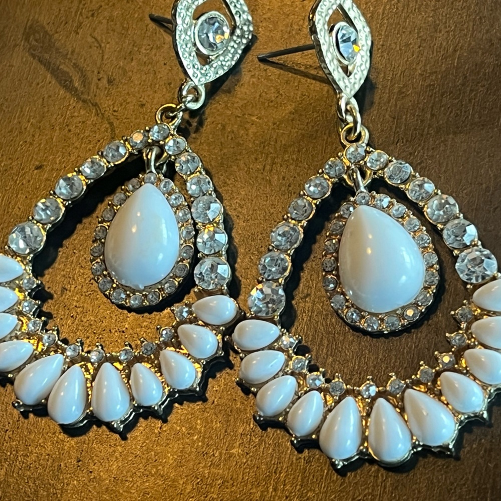 Gorgeous White, Gold and Diamond Earrings